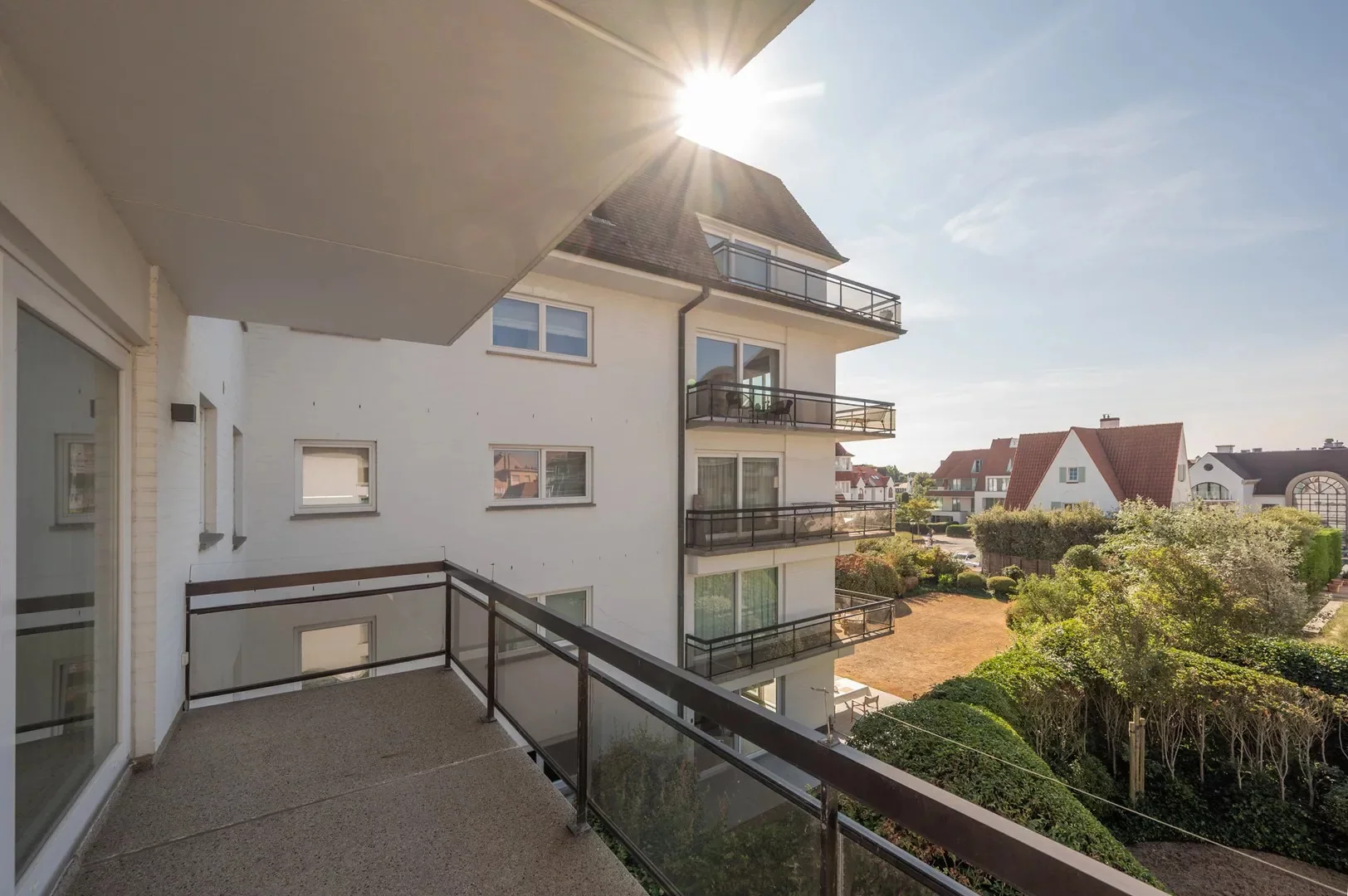 Luxueus gerenoveerd hoekappartement met zeezicht vlakbij de wandeldijk in het Zoute.