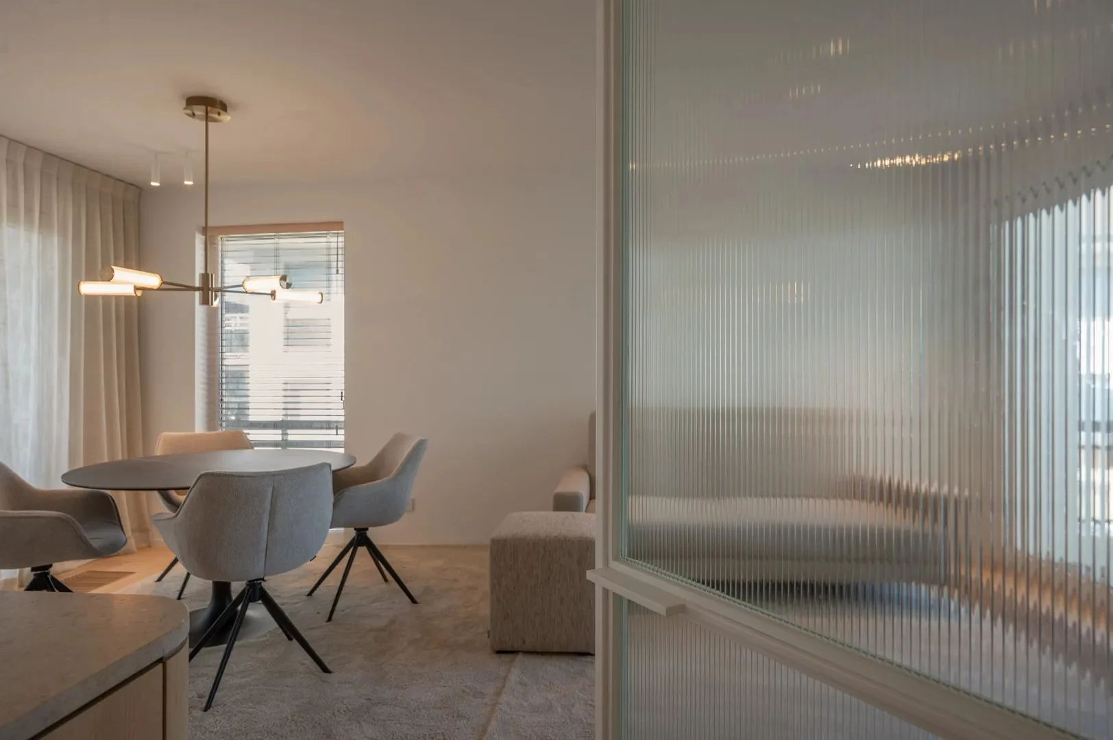 Luxueus gerenoveerd hoekappartement met zeezicht vlakbij de wandeldijk in het Zoute.