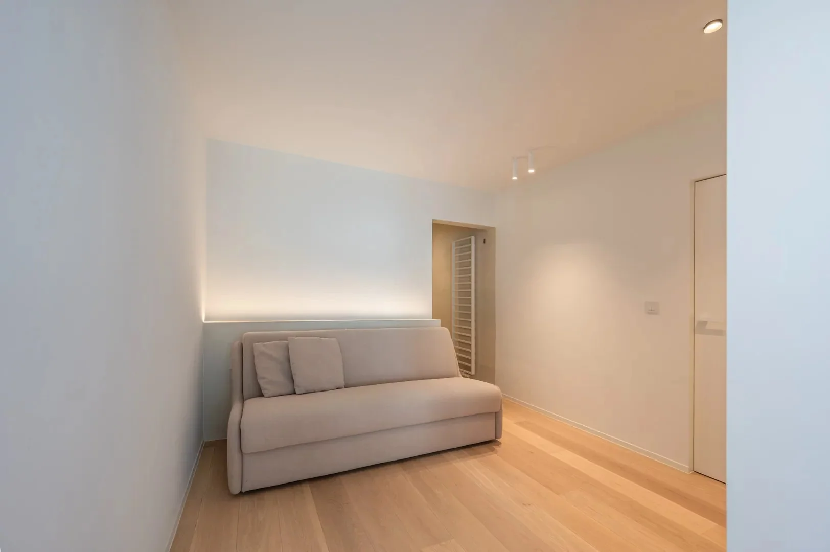 Luxueus gerenoveerd hoekappartement met zeezicht vlakbij de wandeldijk in het Zoute.