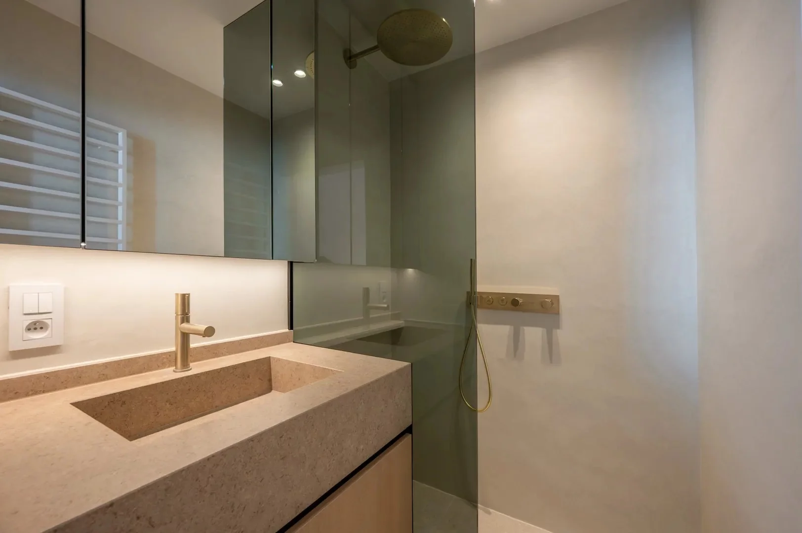 Luxueus gerenoveerd hoekappartement met zeezicht vlakbij de wandeldijk in het Zoute.