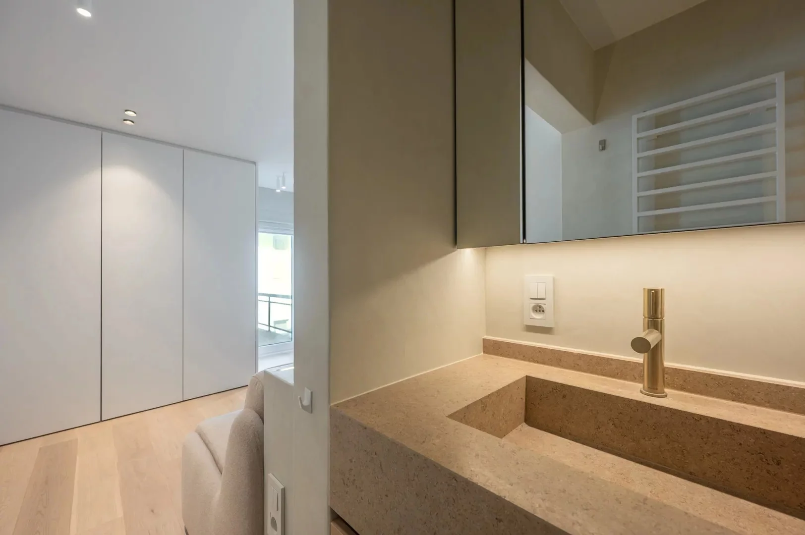 Luxueus gerenoveerd hoekappartement met zeezicht vlakbij de wandeldijk in het Zoute.