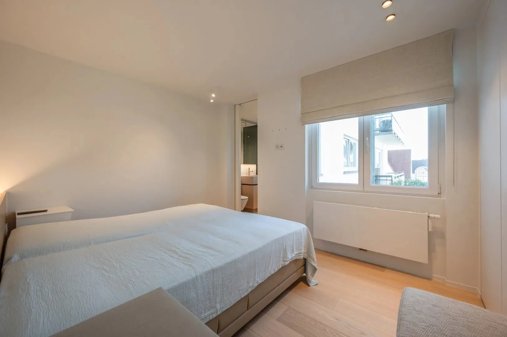 Luxueus gerenoveerd hoekappartement met zeezicht vlakbij de wandeldijk in het Zoute.