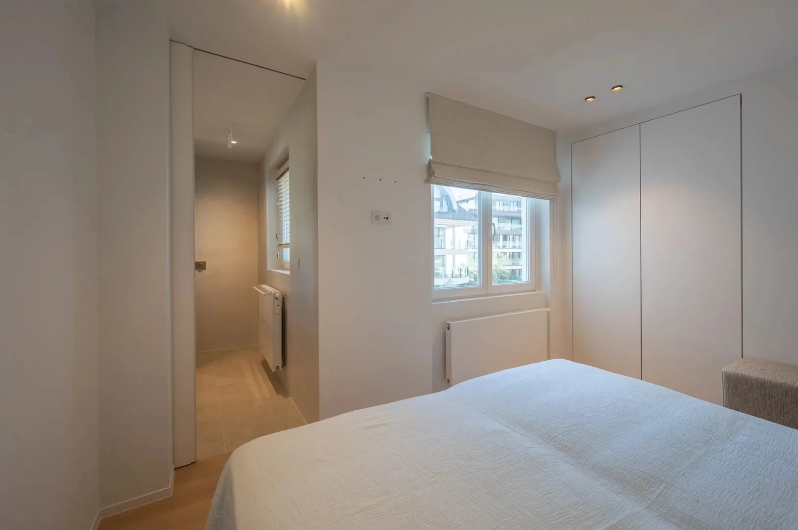 Luxueus gerenoveerd hoekappartement met zeezicht vlakbij de wandeldijk in het Zoute.
