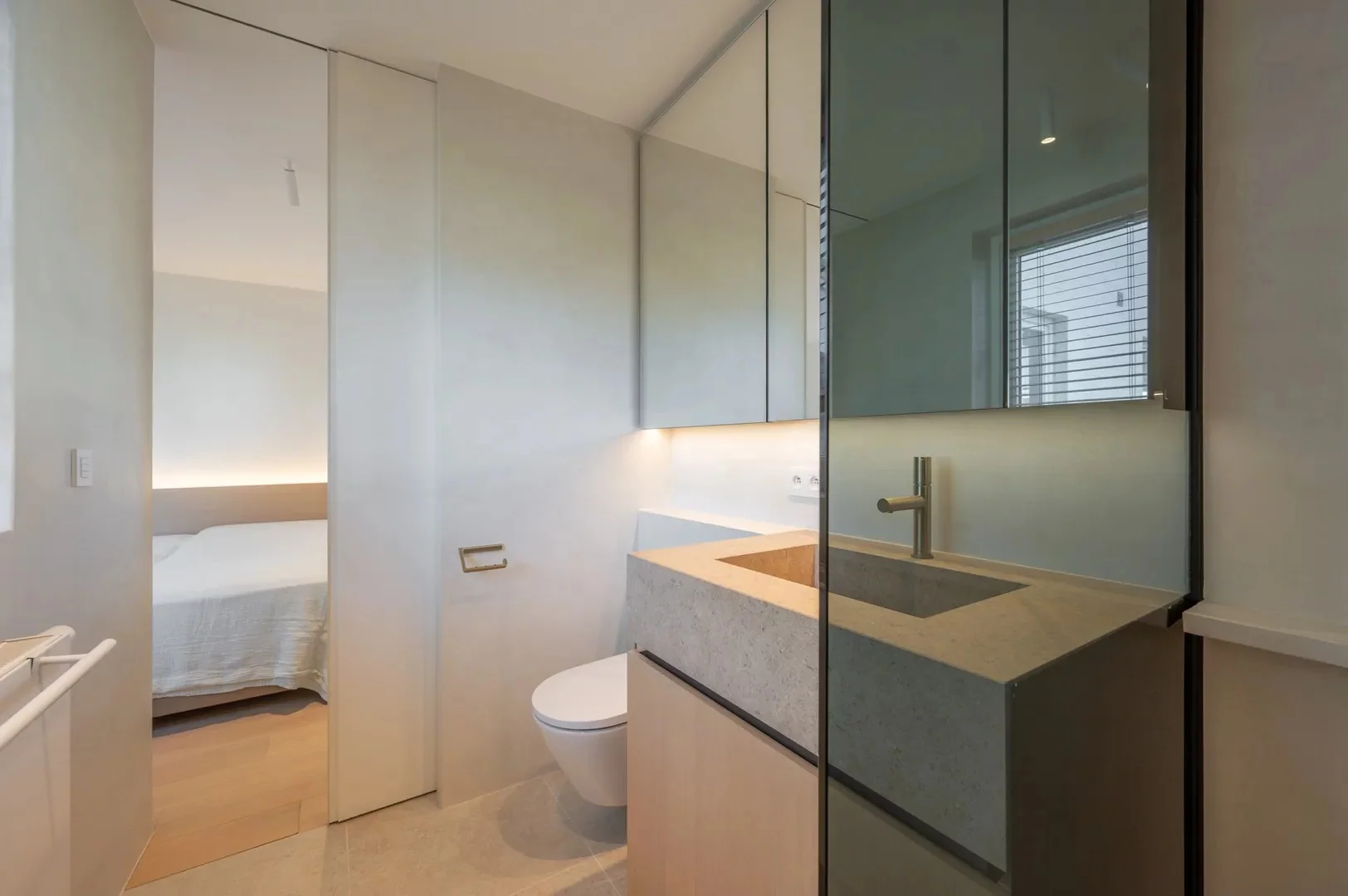 Luxueus gerenoveerd hoekappartement met zeezicht vlakbij de wandeldijk in het Zoute.