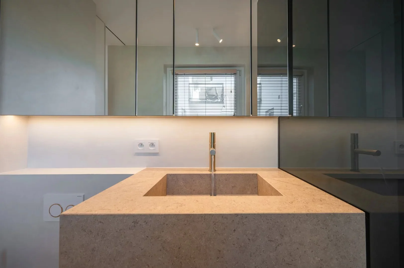 Luxueus gerenoveerd hoekappartement met zeezicht vlakbij de wandeldijk in het Zoute.