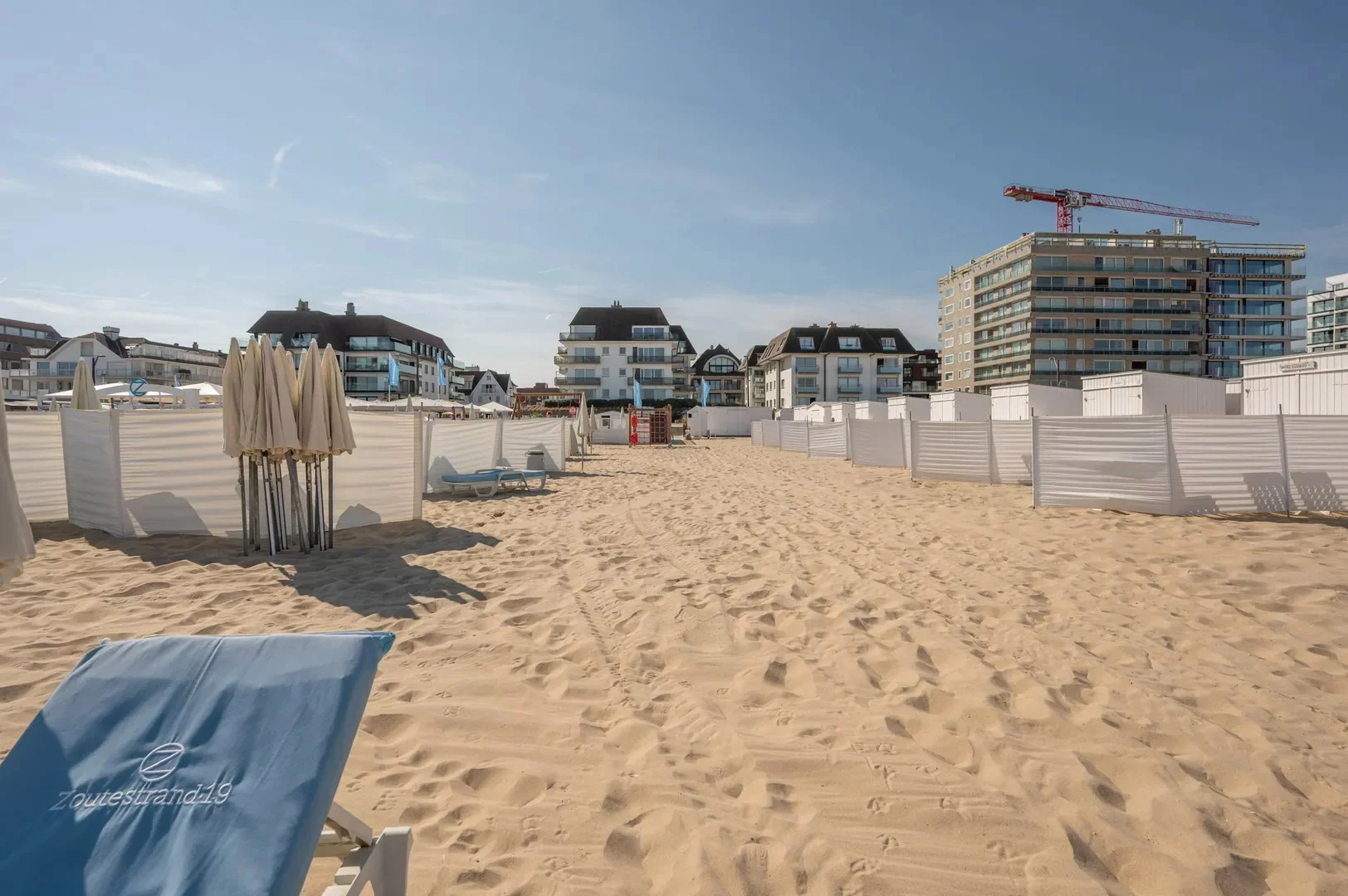 Luxueus gerenoveerd hoekappartement met zeezicht vlakbij de wandeldijk in het Zoute.