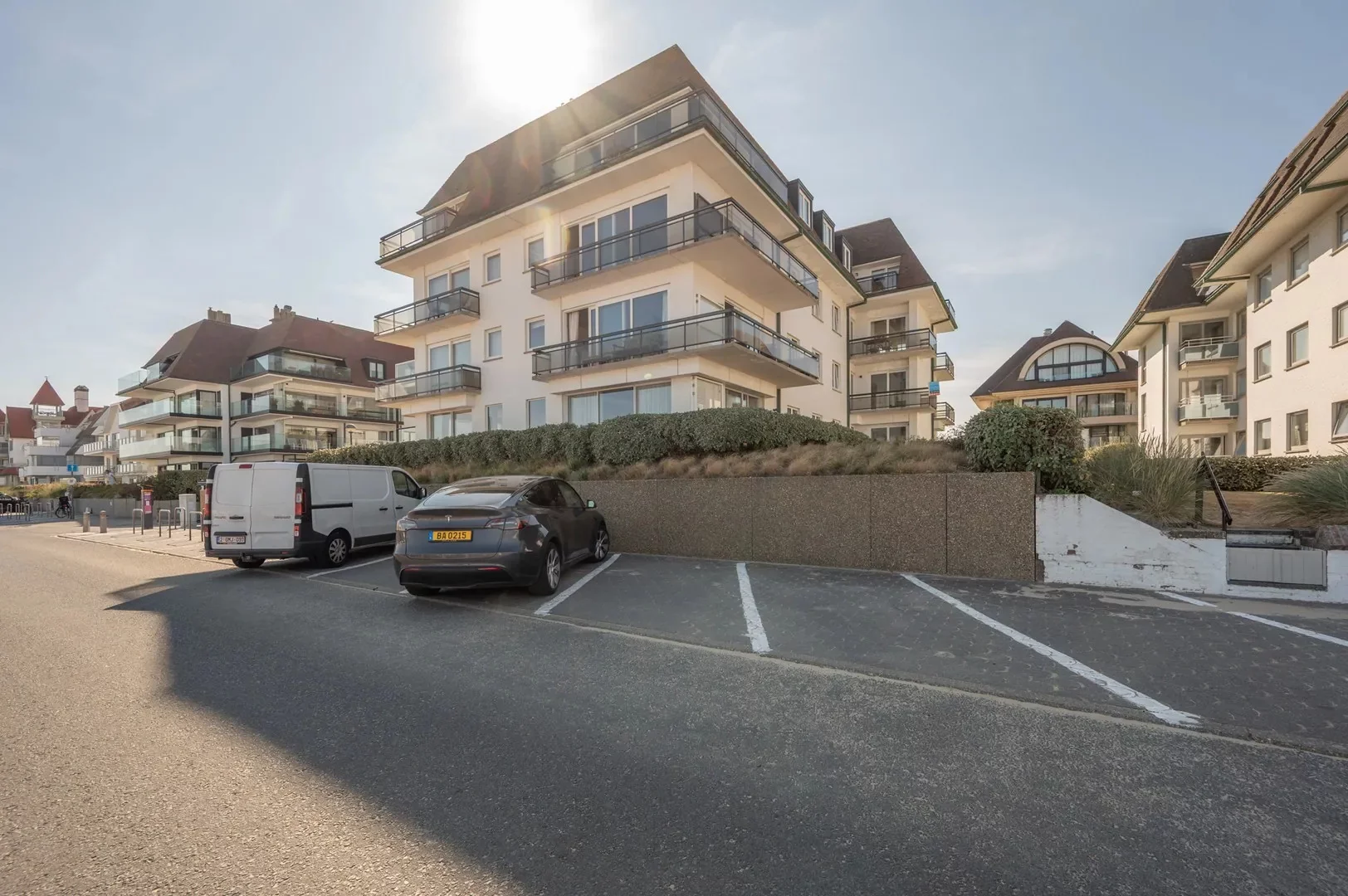 Luxueus gerenoveerd hoekappartement met zeezicht vlakbij de wandeldijk in het Zoute.