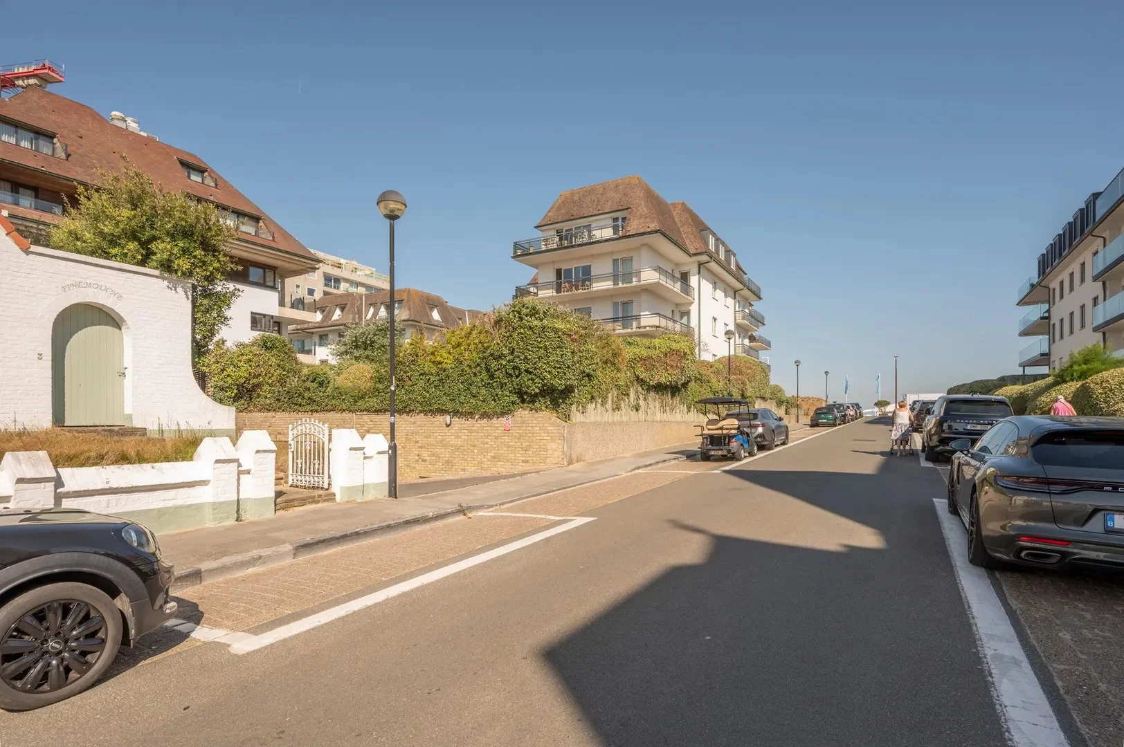 Luxueus gerenoveerd hoekappartement met zeezicht vlakbij de wandeldijk in het Zoute.
