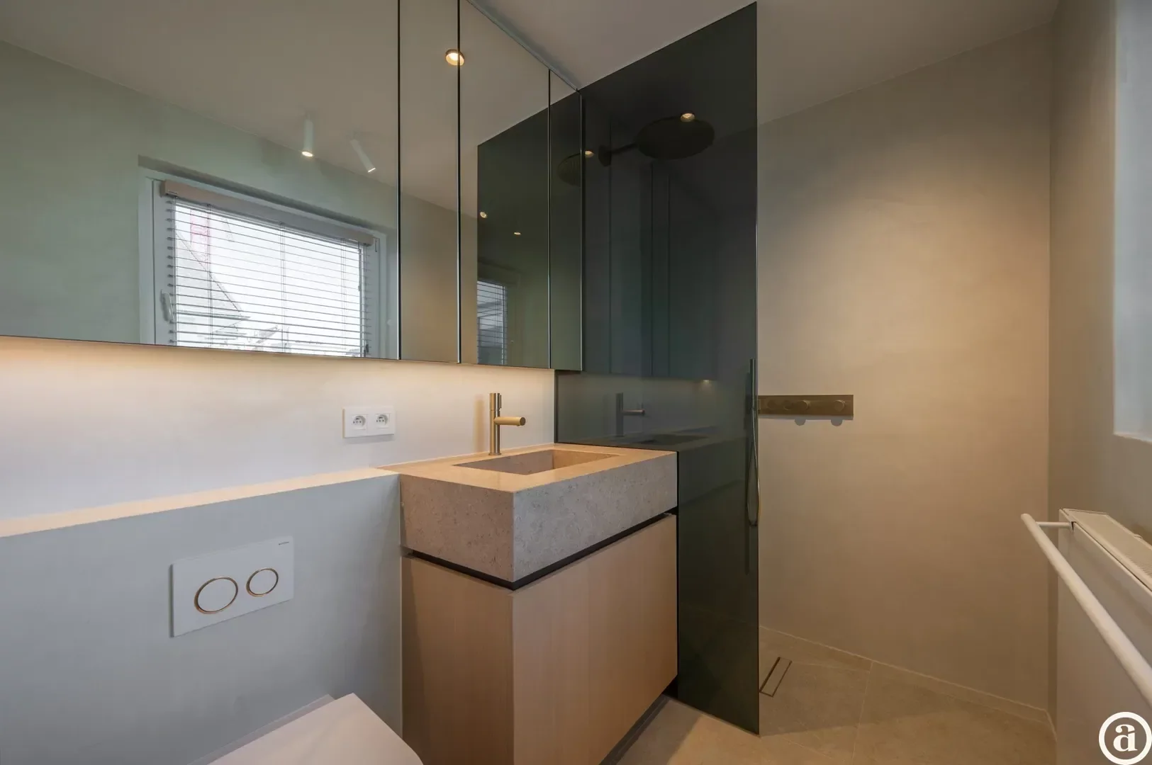 Luxueus gerenoveerd hoekappartement met zeezicht vlakbij de wandeldijk in het Zoute.