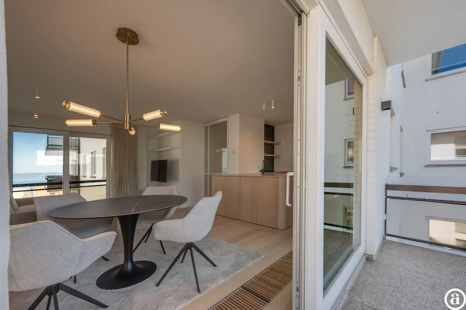 Luxueus gerenoveerd hoekappartement met zeezicht vlakbij de wandeldijk in het Zoute.