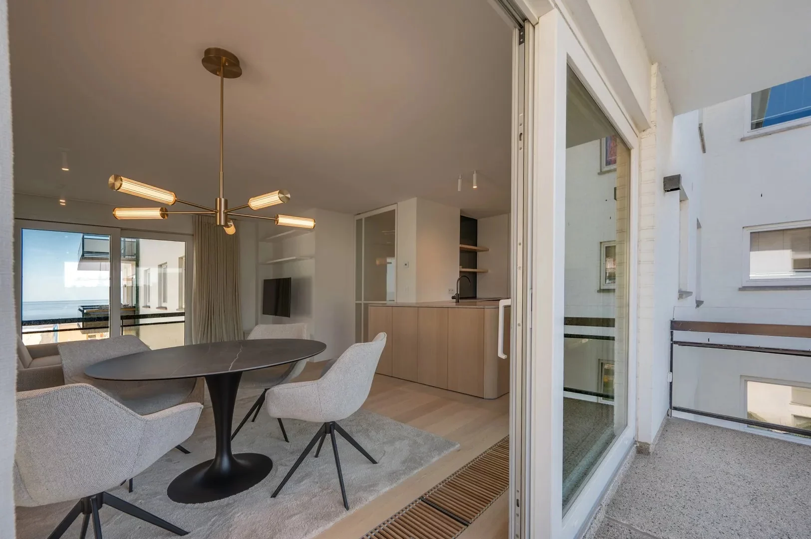 Luxueus gerenoveerd hoekappartement met zeezicht vlakbij de wandeldijk in het Zoute.