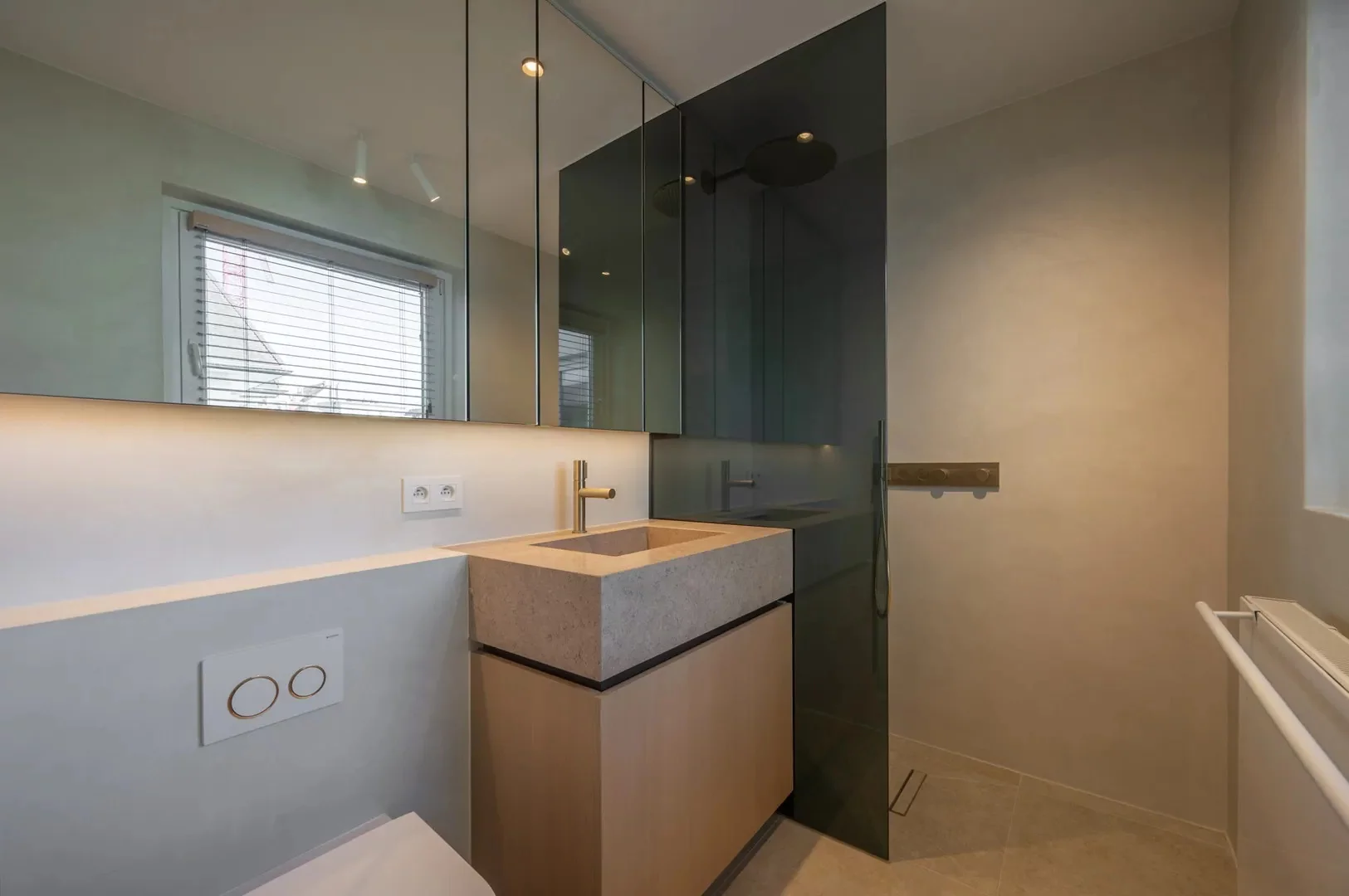 Luxueus gerenoveerd hoekappartement met zeezicht vlakbij de wandeldijk in het Zoute.