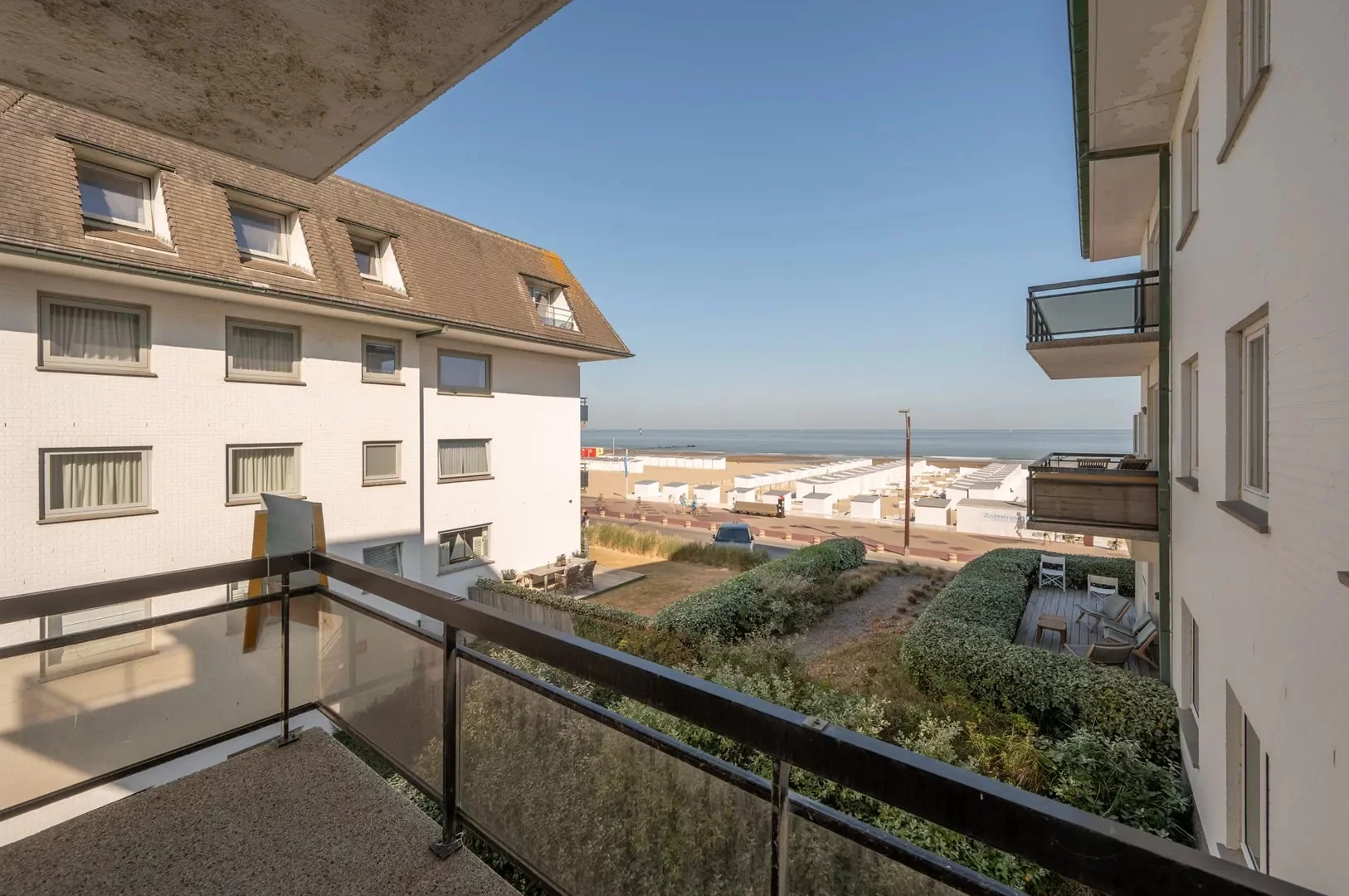 Luxueus gerenoveerd hoekappartement met zeezicht vlakbij de wandeldijk in het Zoute.