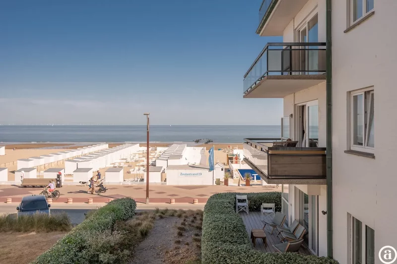 Luxueus gerenoveerd hoekappartement met zeezicht vlakbij de wandeldijk in het Zoute.