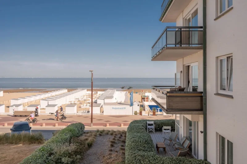 Luxueus gerenoveerd hoekappartement met zeezicht vlakbij de wandeldijk in het Zoute.
