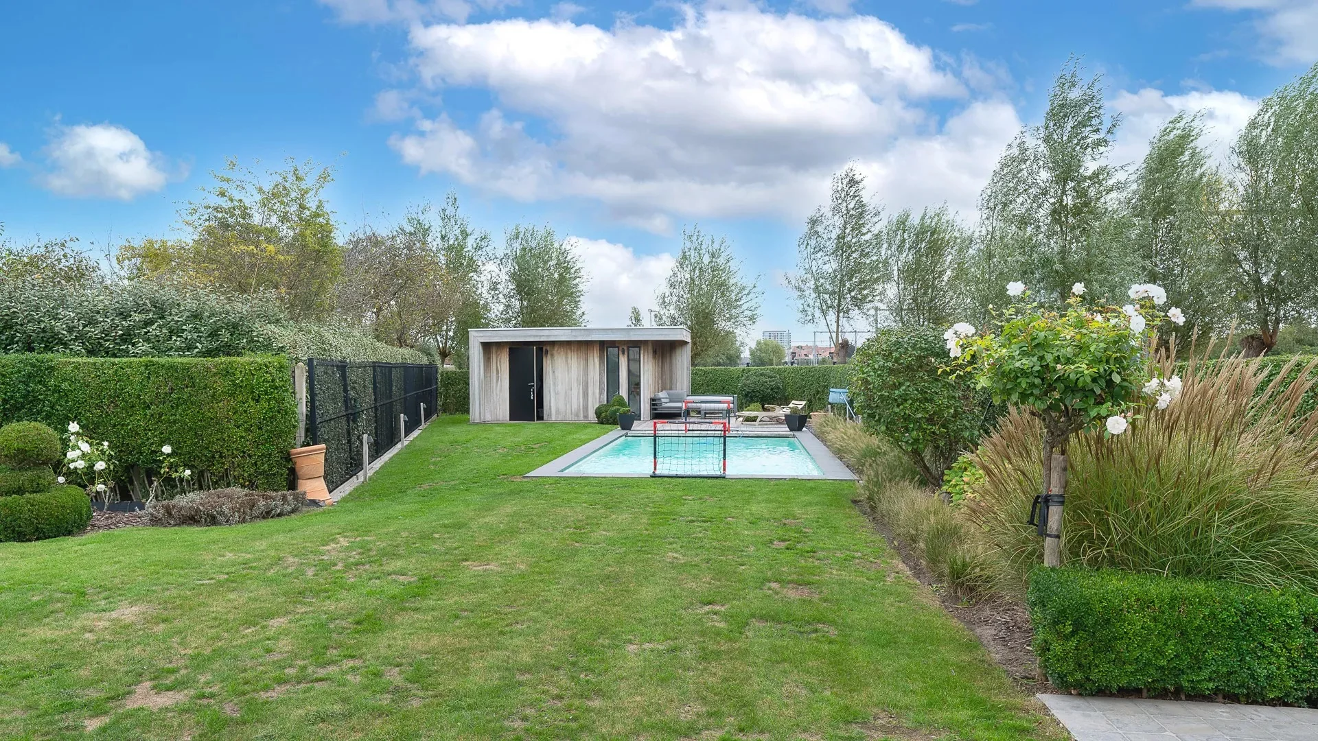 Mooie woning met zwembad rustig gelegen,Knokke nabij centrum.