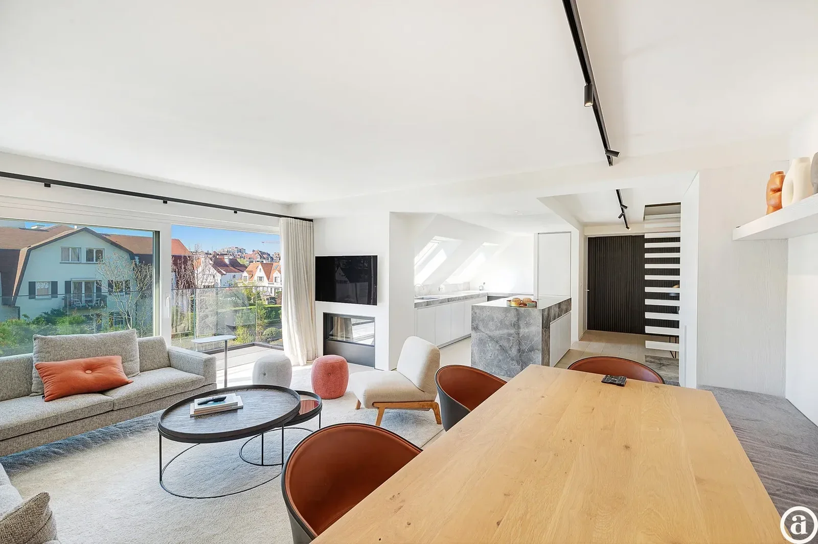Zonnig gerenoveerd appartement met zuidwest gericht terras en open zicht.