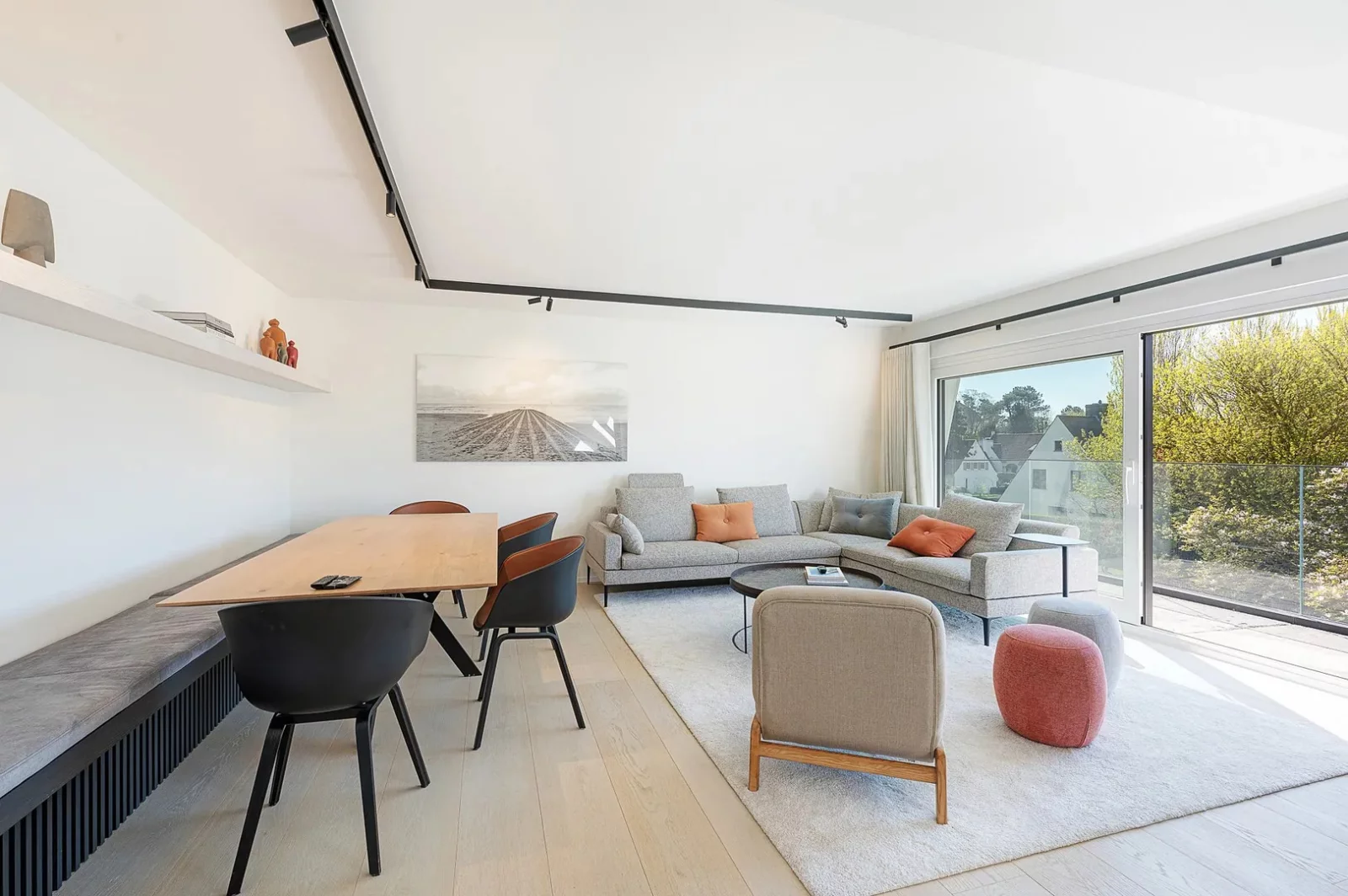 Zonnig gerenoveerd appartement met zuidwest gericht terras en open zicht.