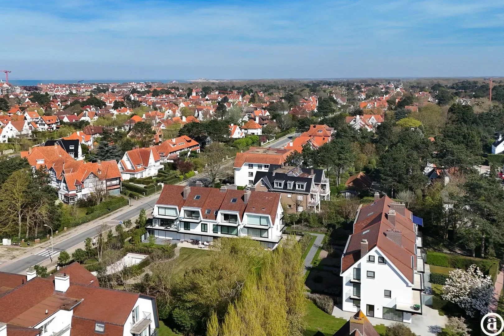 Zonnig gerenoveerd appartement met zuidwest gericht terras en open zicht.