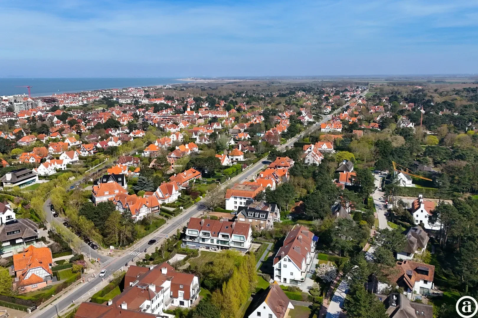 Zonnig gerenoveerd appartement met zuidwest gericht terras en open zicht.