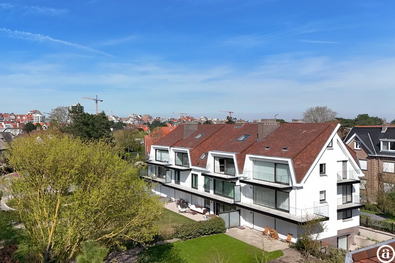 Zonnig gerenoveerd appartement met zuidwest gericht terras en open zicht.