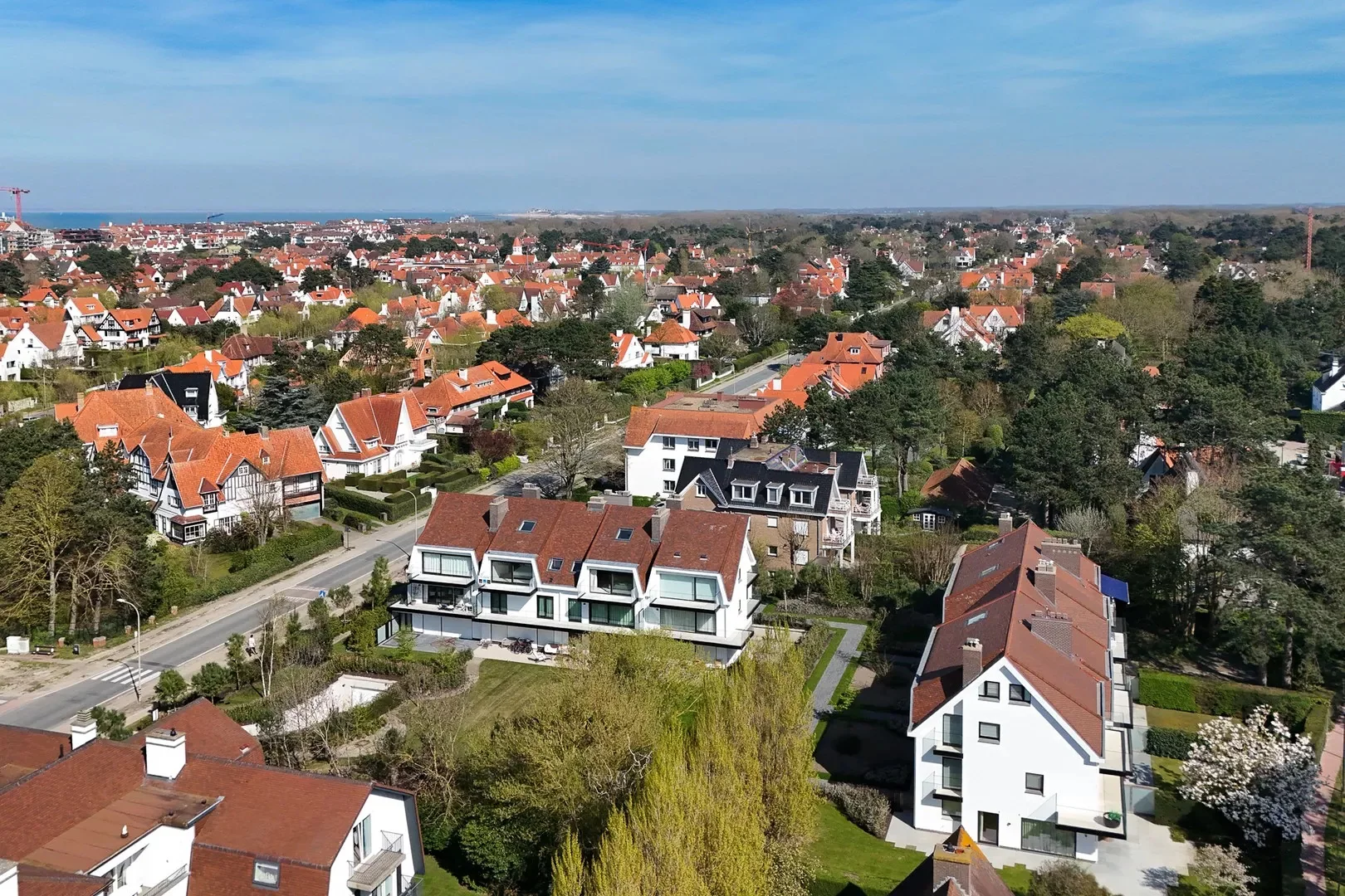 Zonnig gerenoveerd appartement met zuidwest gericht terras en open zicht.