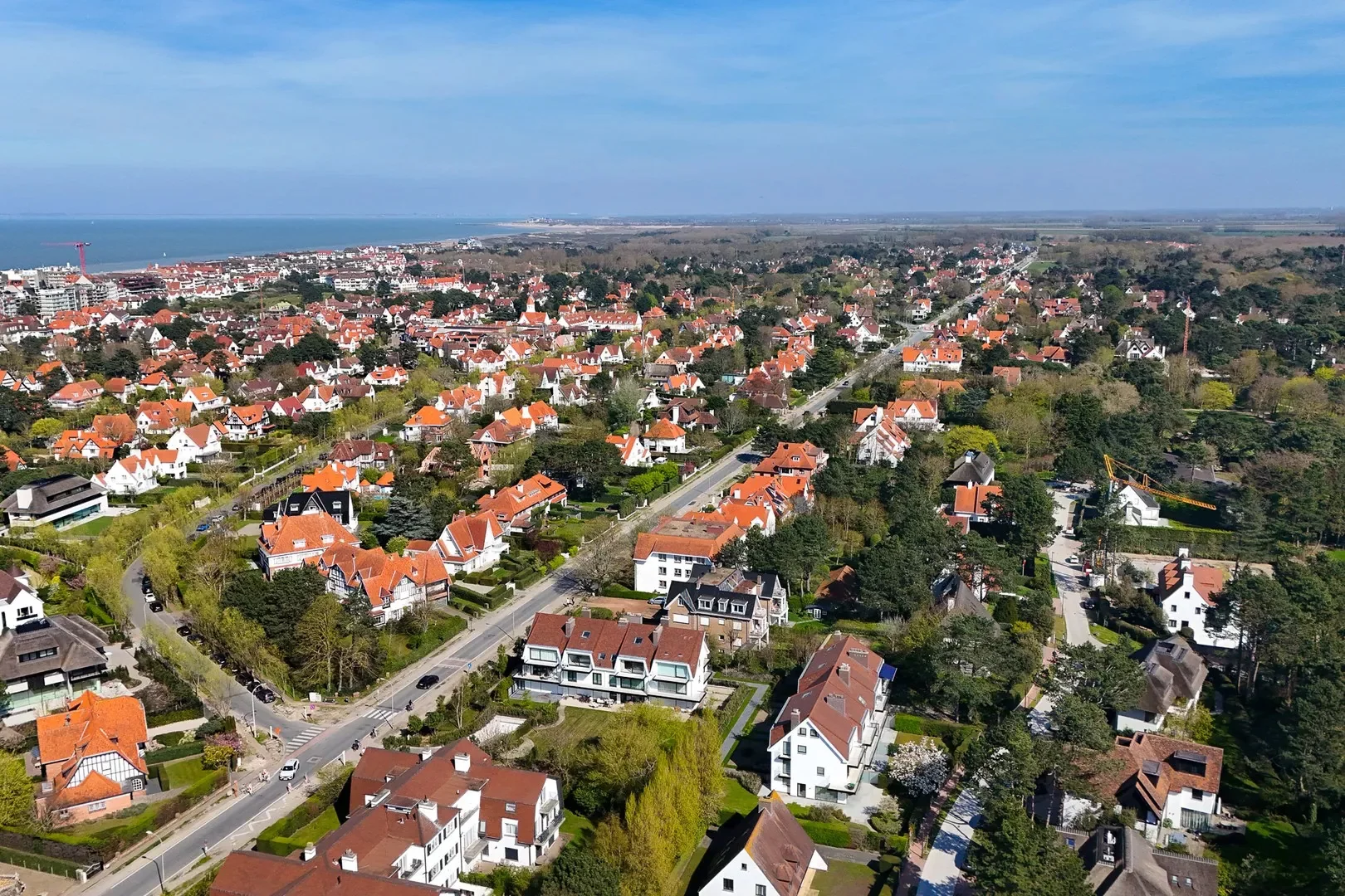Zonnig gerenoveerd appartement met zuidwest gericht terras en open zicht.