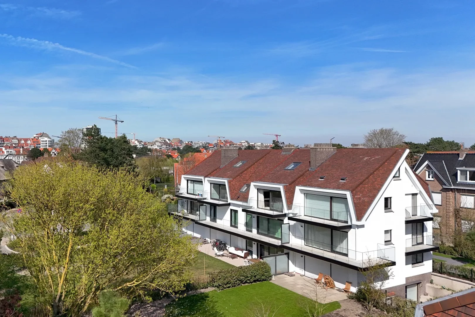 Zonnig gerenoveerd appartement met zuidwest gericht terras en open zicht.