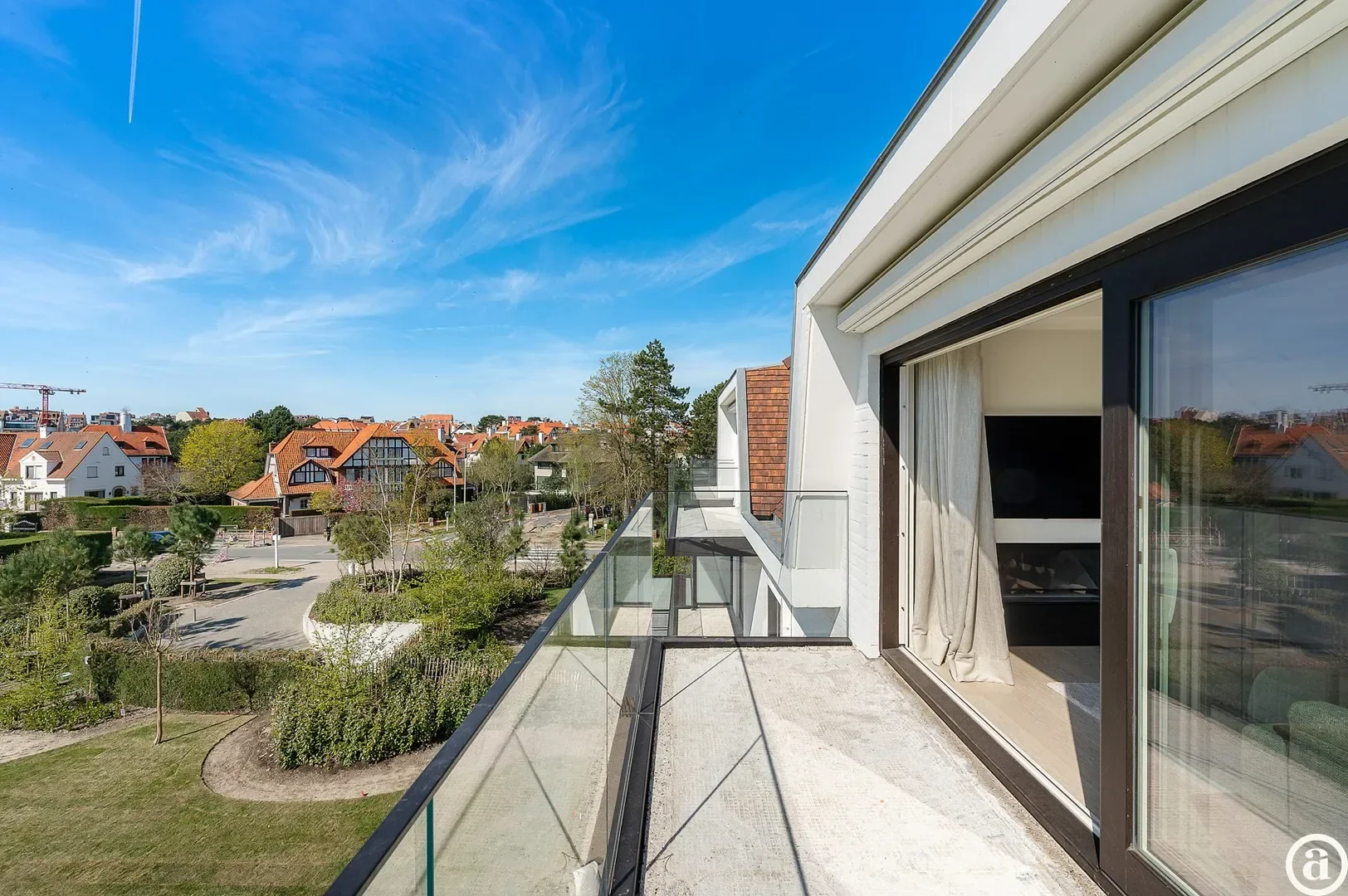Zonnig gerenoveerd appartement met zuidwest gericht terras en open zicht.