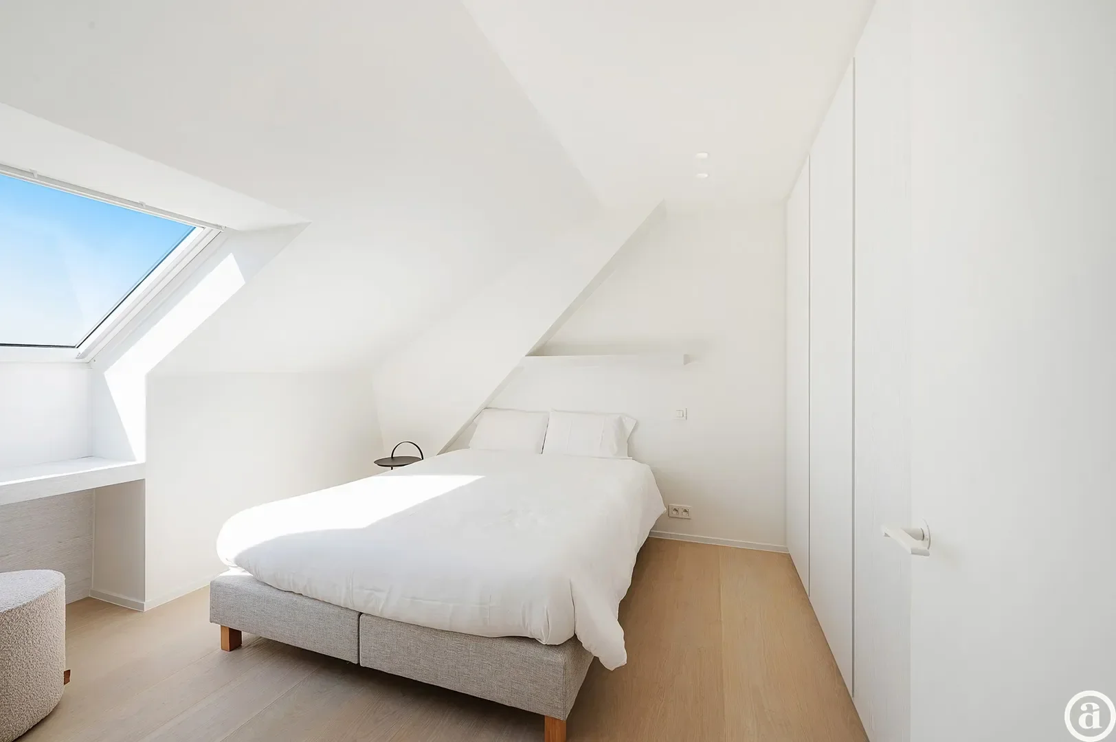 Zonnig gerenoveerd appartement met zuidwest gericht terras en open zicht.