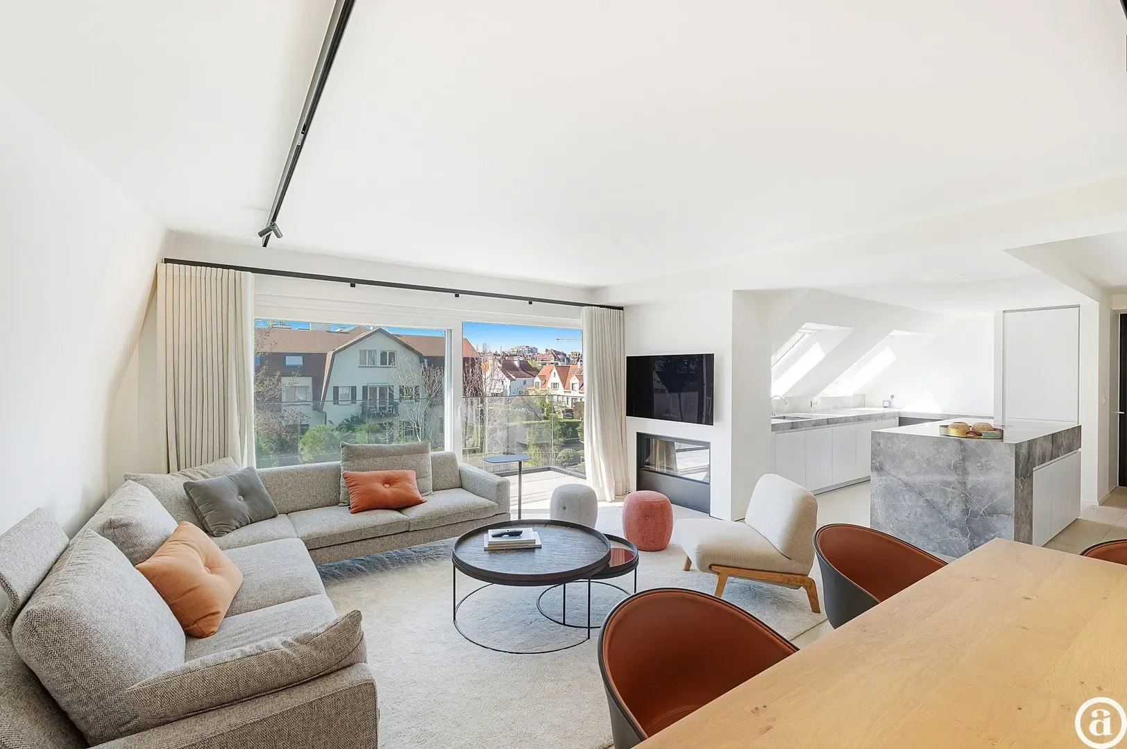 Zonnig gerenoveerd appartement met zuidwest gericht terras en open zicht.