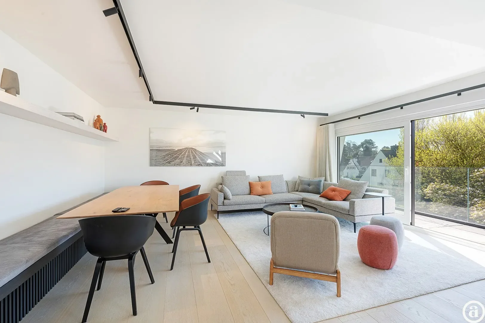 Zonnig gerenoveerd appartement met zuidwest gericht terras en open zicht.