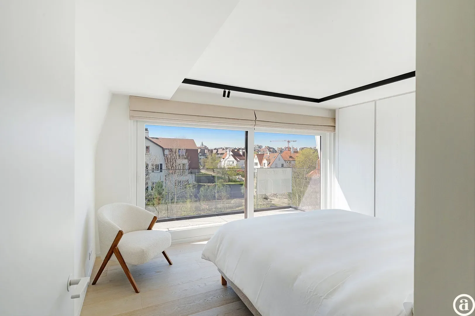 Zonnig gerenoveerd appartement met zuidwest gericht terras en open zicht.