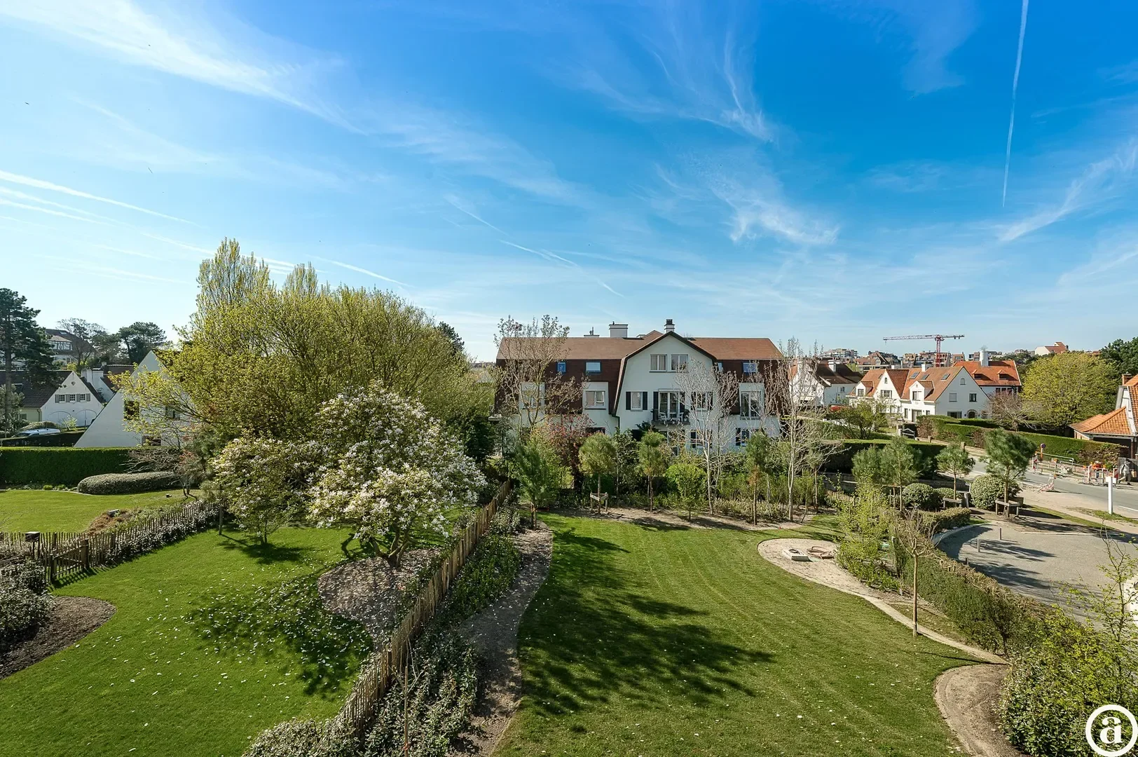 Zonnig gerenoveerd appartement met zuidwest gericht terras en open zicht.