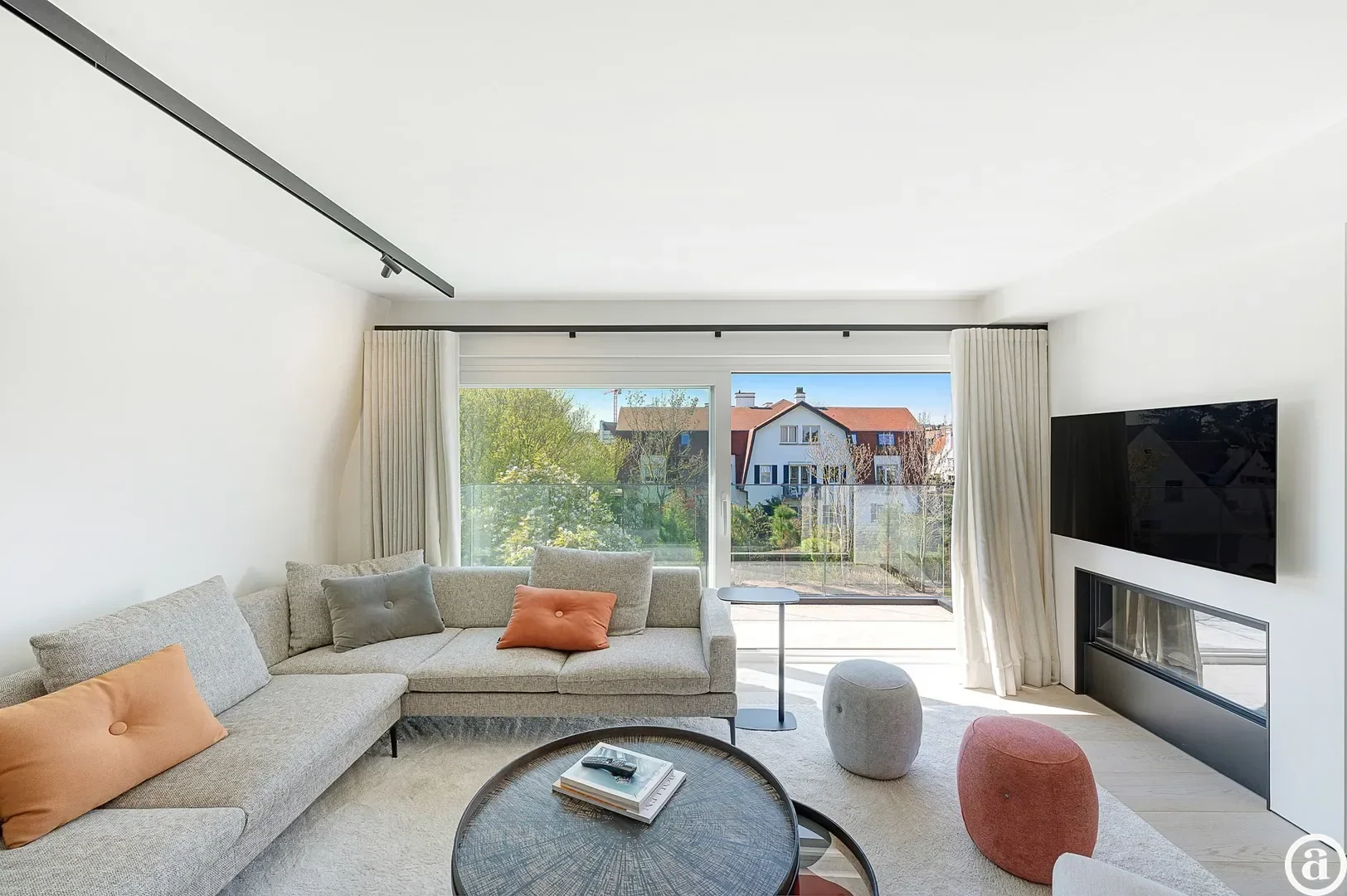 Zonnig gerenoveerd appartement met zuidwest gericht terras en open zicht.