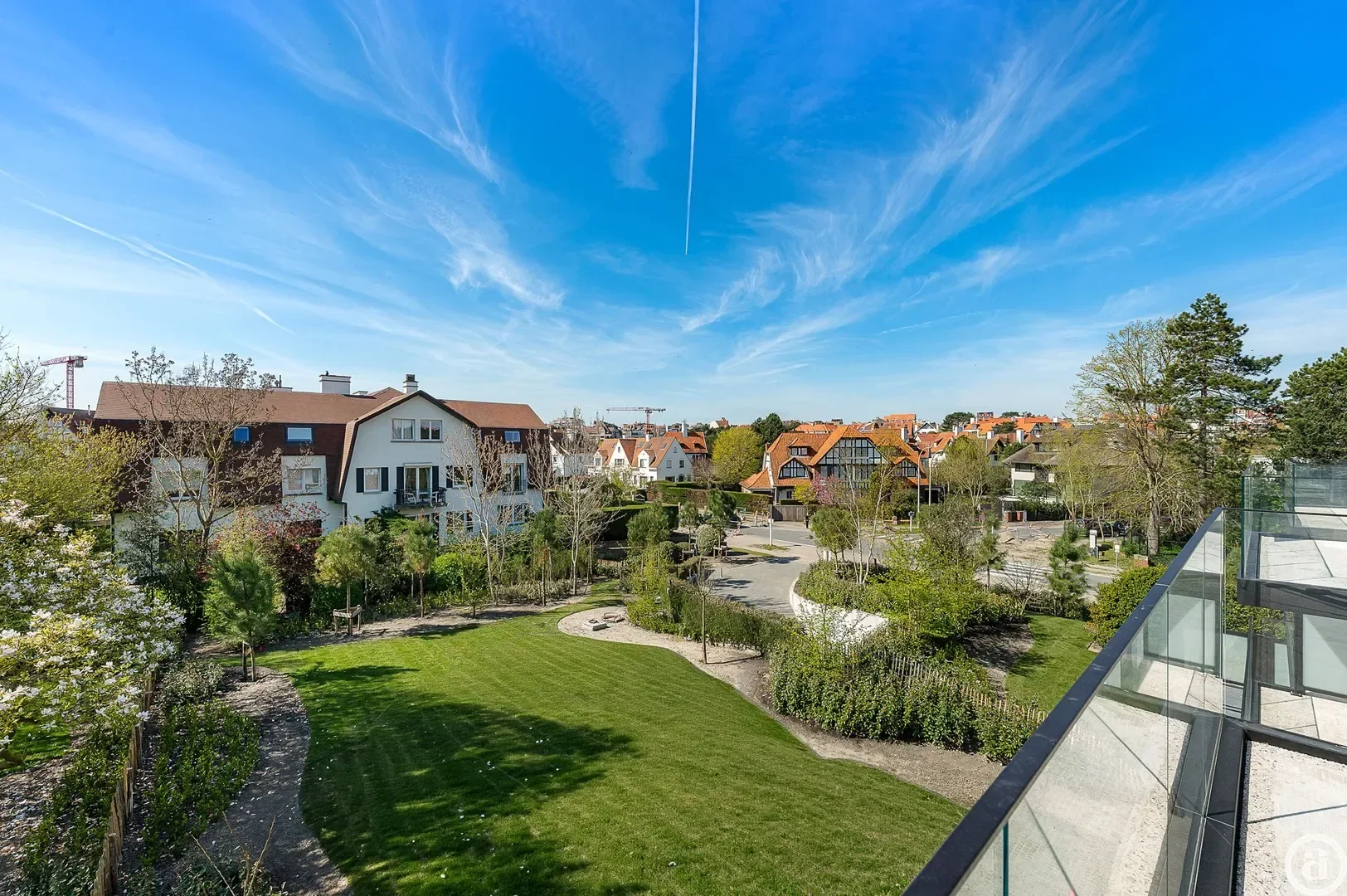 Zonnig gerenoveerd appartement met zuidwest gericht terras en open zicht.