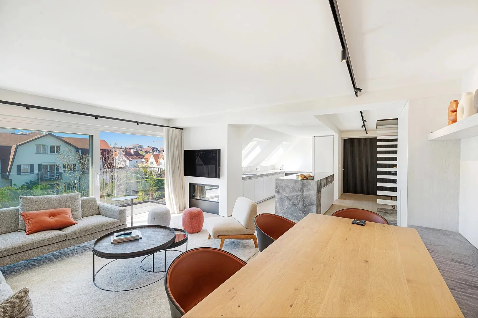Zonnig gerenoveerd appartement met zuidwest gericht terras en open zicht.