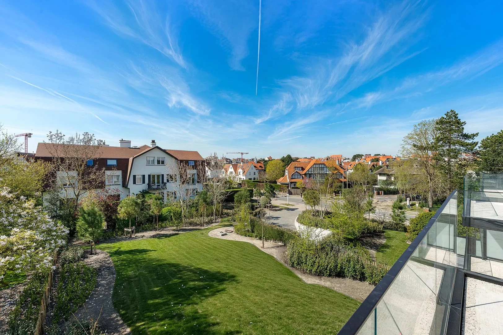 Zonnig gerenoveerd appartement met zuidwest gericht terras en open zicht.