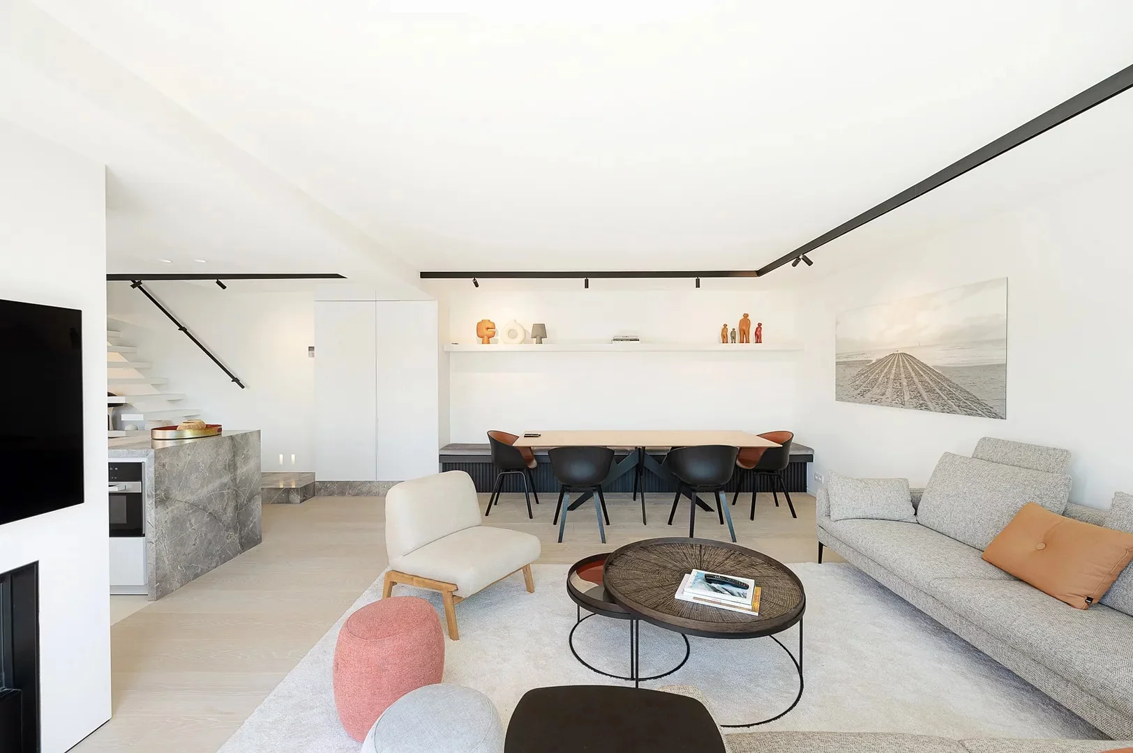 Zonnig gerenoveerd appartement met zuidwest gericht terras en open zicht.