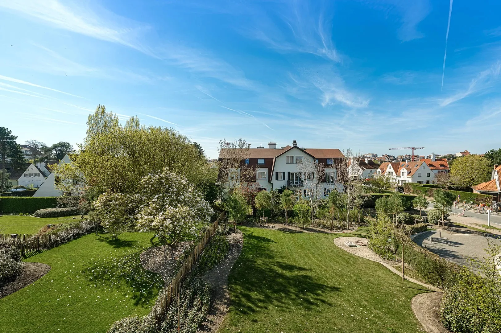 Zonnig gerenoveerd appartement met zuidwest gericht terras en open zicht.