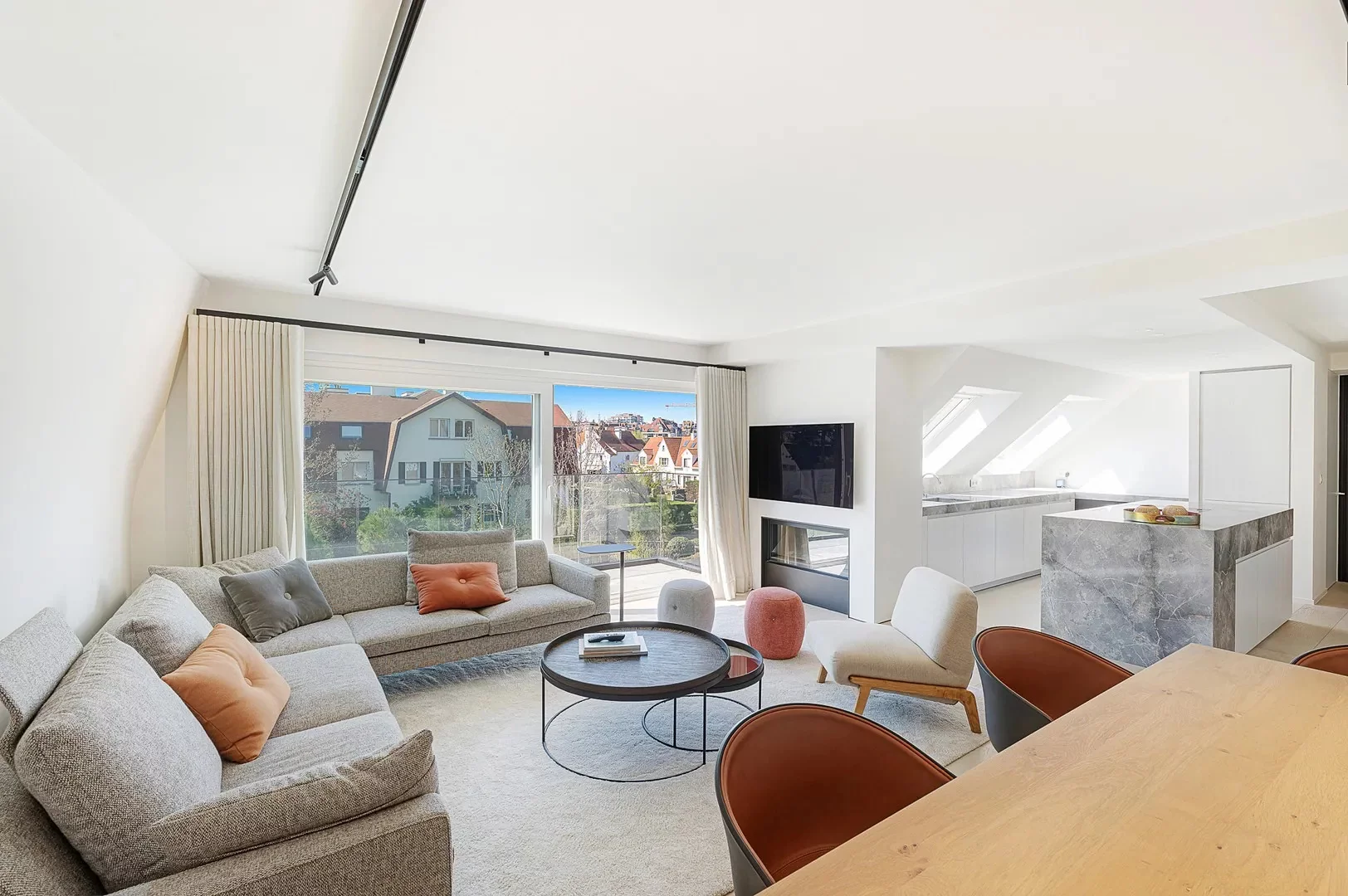 Zonnig gerenoveerd appartement met zuidwest gericht terras en open zicht.