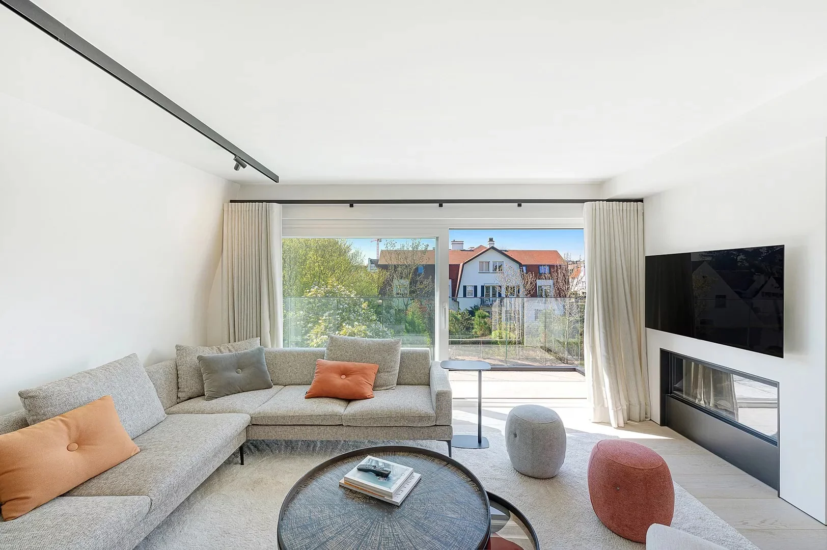 Zonnig gerenoveerd appartement met zuidwest gericht terras en open zicht.
