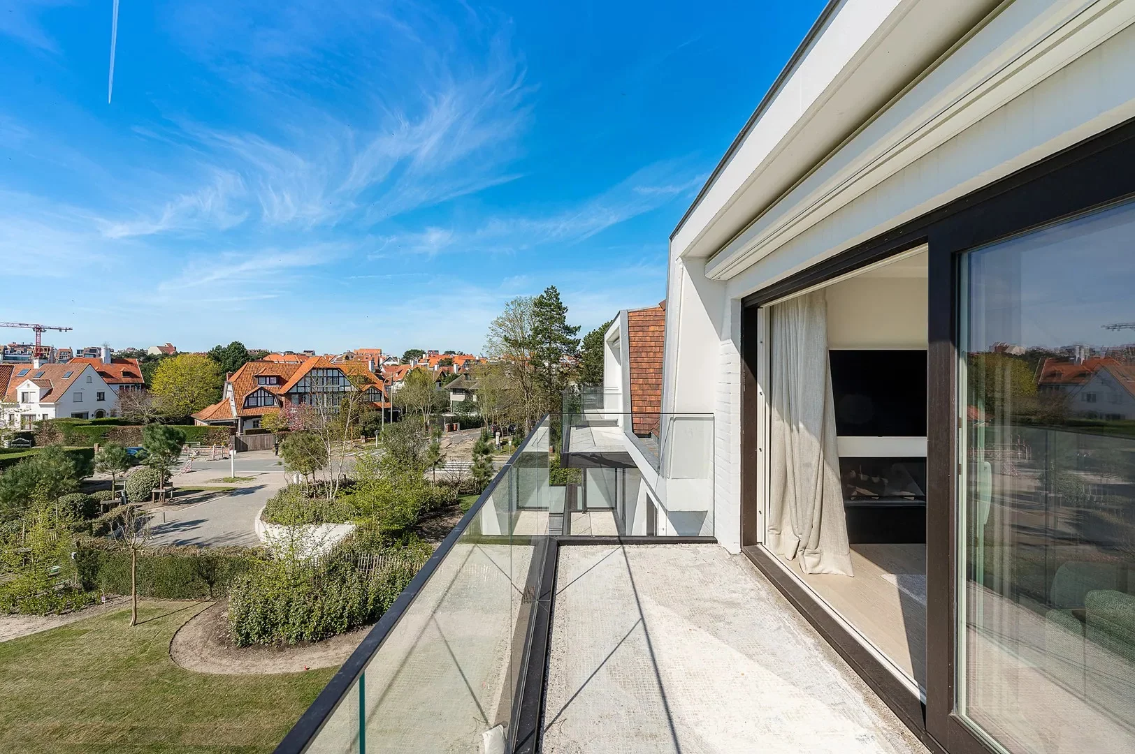 Zonnig gerenoveerd appartement met zuidwest gericht terras en open zicht.
