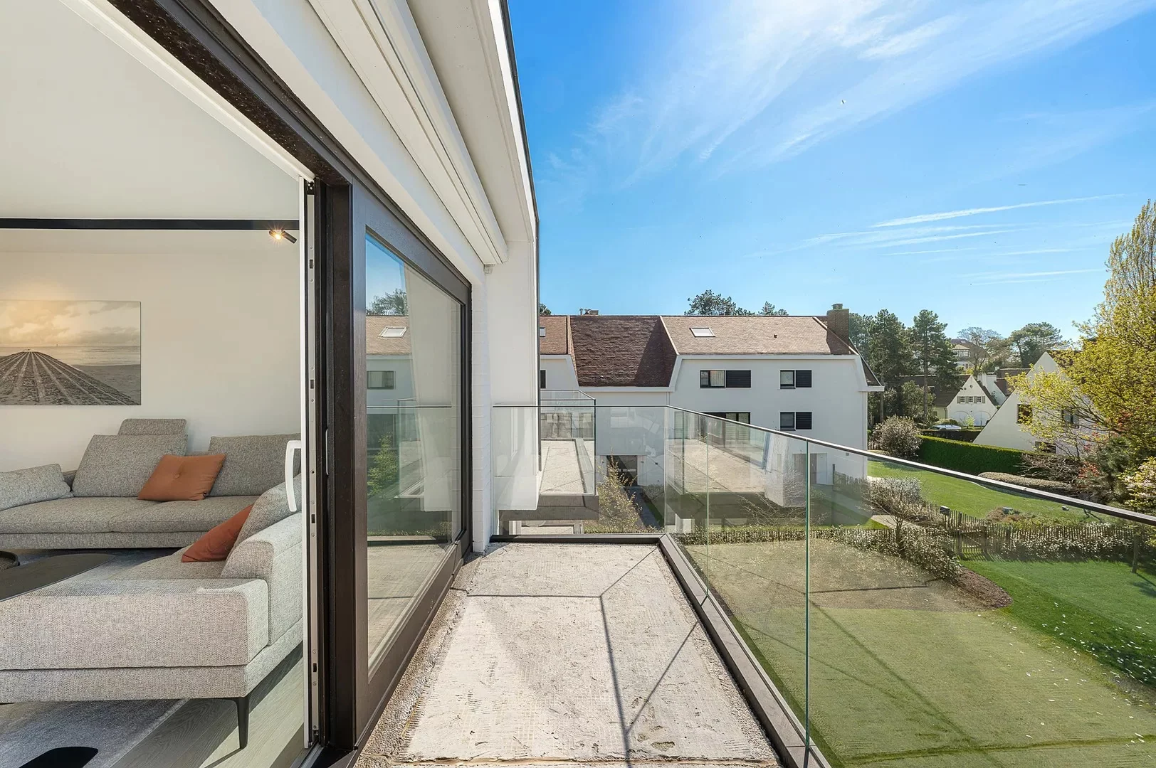 Zonnig gerenoveerd appartement met zuidwest gericht terras en open zicht.