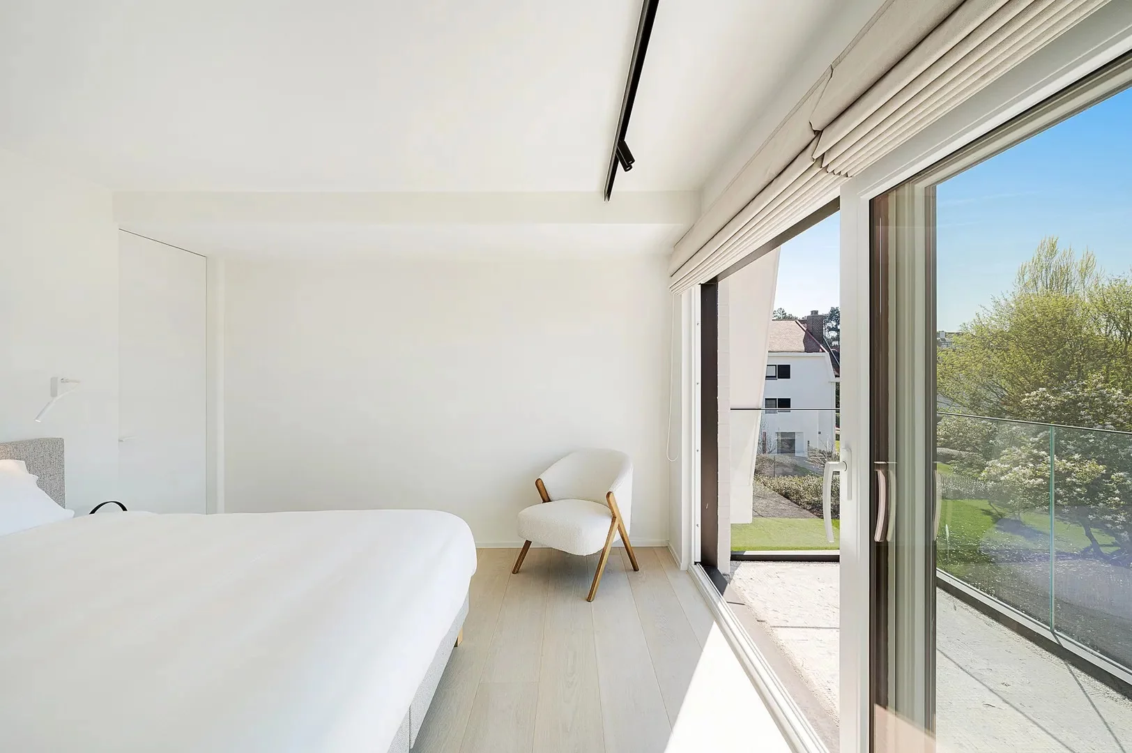 Zonnig gerenoveerd appartement met zuidwest gericht terras en open zicht.