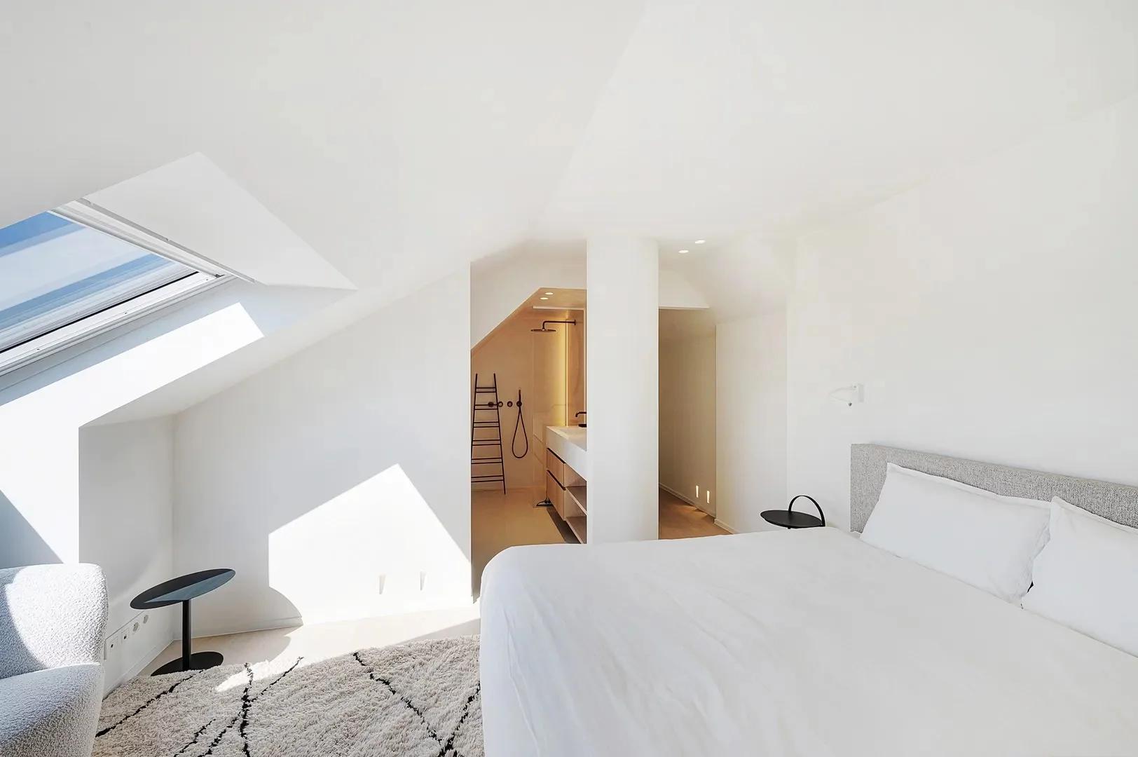 Zonnig gerenoveerd appartement met zuidwest gericht terras en open zicht.