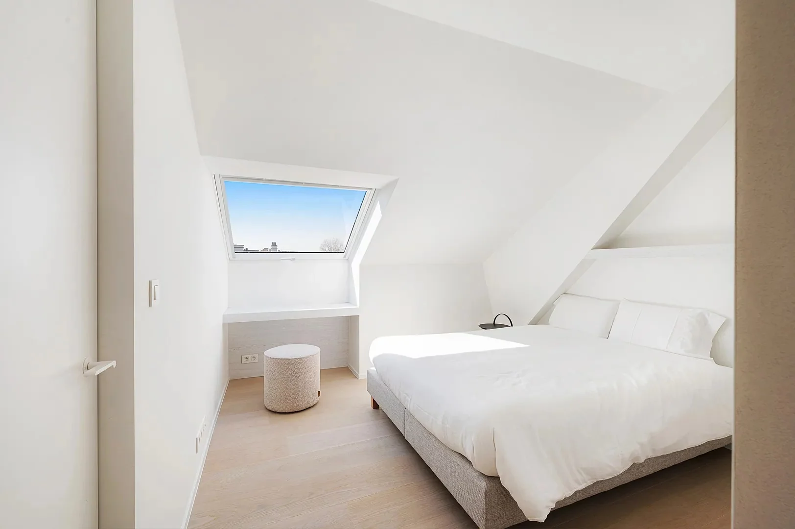 Zonnig gerenoveerd appartement met zuidwest gericht terras en open zicht.