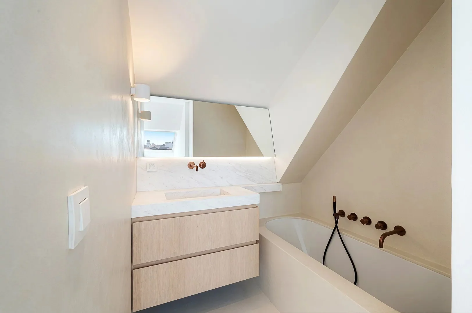 Zonnig gerenoveerd appartement met zuidwest gericht terras en open zicht.