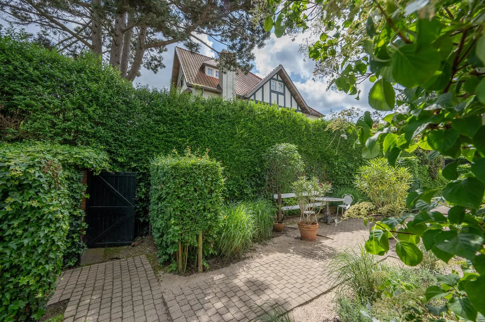 Charmante koppelvilla ideaal en rustig gelegen in een paadje in het Zoute.