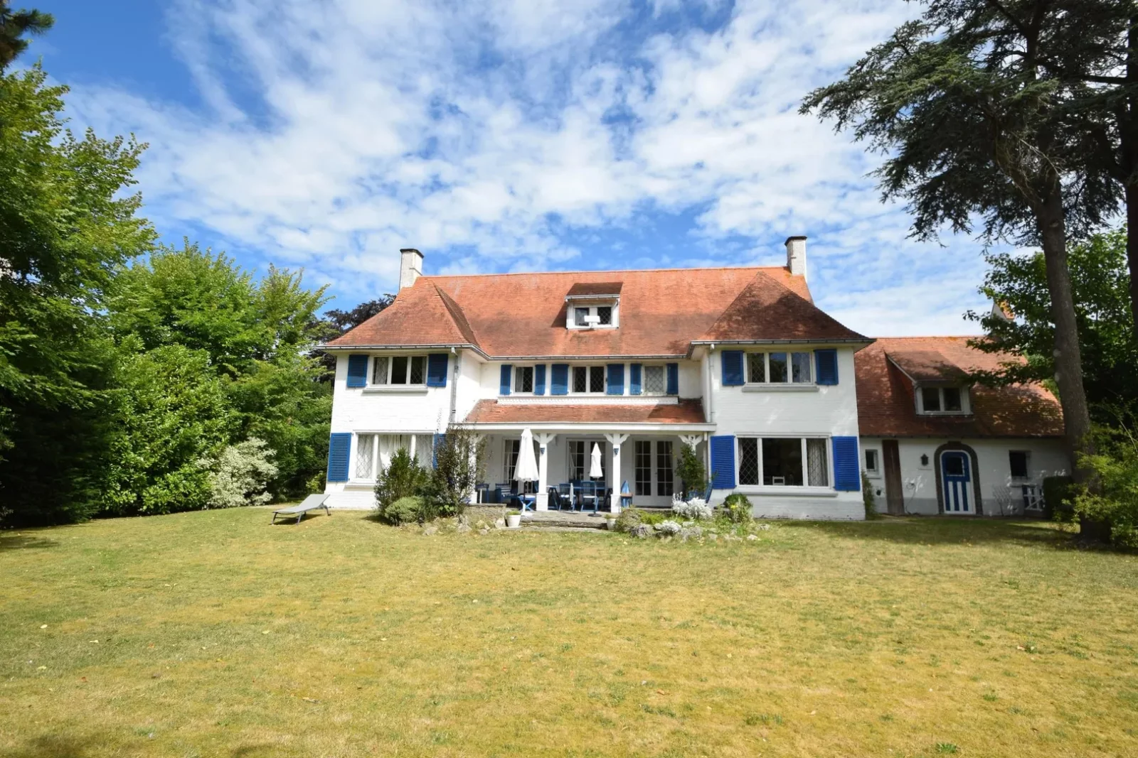 Villa unique avec caractère et potentiel, située à un emplacement d’exception au cœur du Zoute.